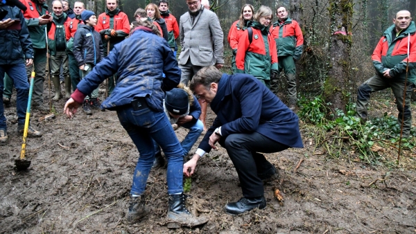 Emmanuel Macron dans le Jura pour lancer l’opération « 1 jeune, 1 arbre »