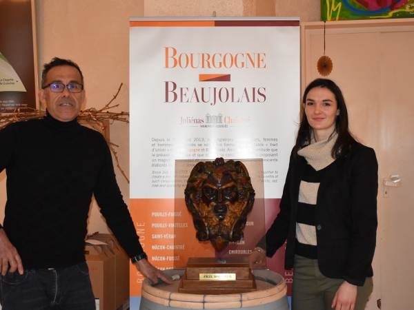 Frédéric Descombes et Camille Renaud avec le prix Bacchus