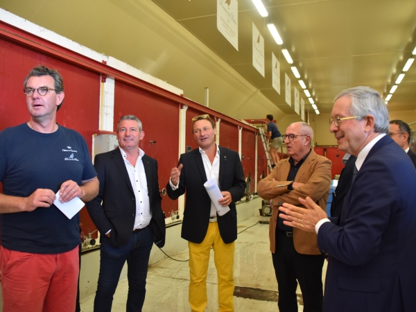 Amaury Devillard, président de l'ODG Mercurey, reçoit dans son cuvage Jérôme Chevalier, président de l'Union des producteurs de vins Mâcon ; Thiébaut Huber, président de la CAVB ; Michel Juillot, maire de Mercurey, et Yves Séguy, préfet de Saône-et-Loire.