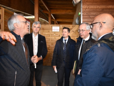 Jean-François Péguet, président du Marché au Cadran, explique le fonctionnement du site à Yves Séguy, préfet de Saône-et-Loire,  sous l'oeil attentif d'André Accary, président du Conseil départemental, et de David Roche, sous-préfet de Charolles.