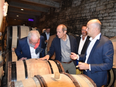 Didier Paris, député de Côte d'or, admire le processus de fermentation en compagnie du préfet de la région Bourgogne-Franche-Comté, sous le supervision de Thiébaut Hubert et de leur hôte, Erwan Faiveley.