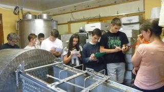  L'apiculture boucle l'année agro-écologique des 1ère S du Lycée Lucie Aubrac de Mâcon Davayé