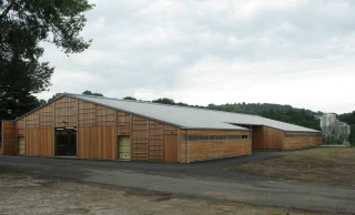 Le bardage bois pour un bâtiment, une évolution naturelle dans le temps