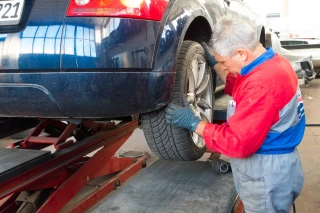 Dois-je faire la contre-visite de ma voiture dans le garage qui a effectué le contrôle technique ?