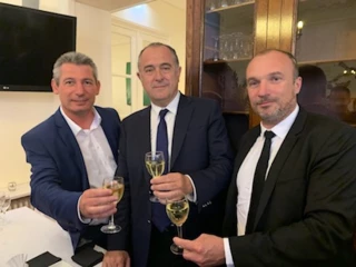 Les Orfèvres des vins de Charnay-les-Mâcon font faire un Tour de France au Ministre et Députés
