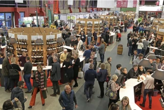 Vente aux enchères et fête des grands vins dans la tradition