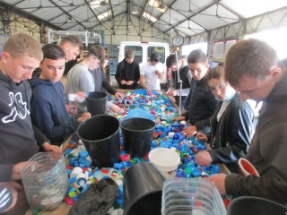 Les jeunes de seconde de la MFR font le tri …des bouchons !