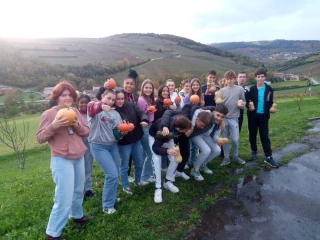 Première récolte au potager des écodélégués du lycée de Davayé