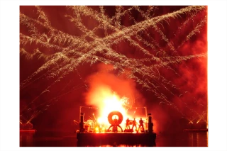 Une clôture de congrès spectaculaire, un festival de percussions et d'effets pyrotechniques.