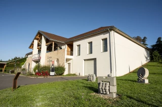 Ivan Avoscan, un sculpteur en résonance avec le vignoble – parcours “Une Vie de Taille” à Buxy (Maison Millebuis)