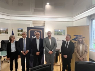 : Face aux sécheresses et à la pression climatique, le Département de Saône-et-Loire accélère sa politique rurale : aides renforcées à la gestion de l’eau (récupération, stockage, abreuvement, irrigation raisonnée) et nouvelle logistique des circuits courts grâce à un partenariat inédit avec La Poste et la plateforme Agrilocal. Objectif : sécuriser la production locale, rapprocher producteurs et convives et réduire l’empreinte du « dernier kilomètre ».