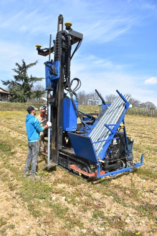 Démonstration de plantation GPS de piquets et palissage à Lugny