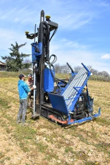 Démonstration de plantation GPS de piquets et palissage à Lugny