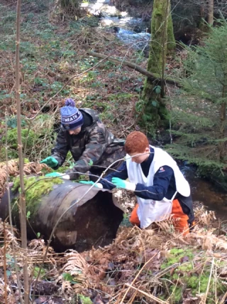 Les élèves du lycée de la nature et de la forêt de Velet ramassent des déchets dans la forêt de Planoise