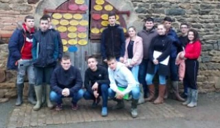 Les élèves de la MFR d’Anzy-le-Duc à la découverte d’un élevage d’ovins charollais