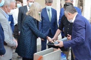 Une première pierre… et un pavé