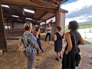 Jérôme Durain visite la Ferme du Mont rouge, à Blanot.