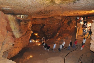 À quelques kilomètres d’Azé, les grottes de Blanot