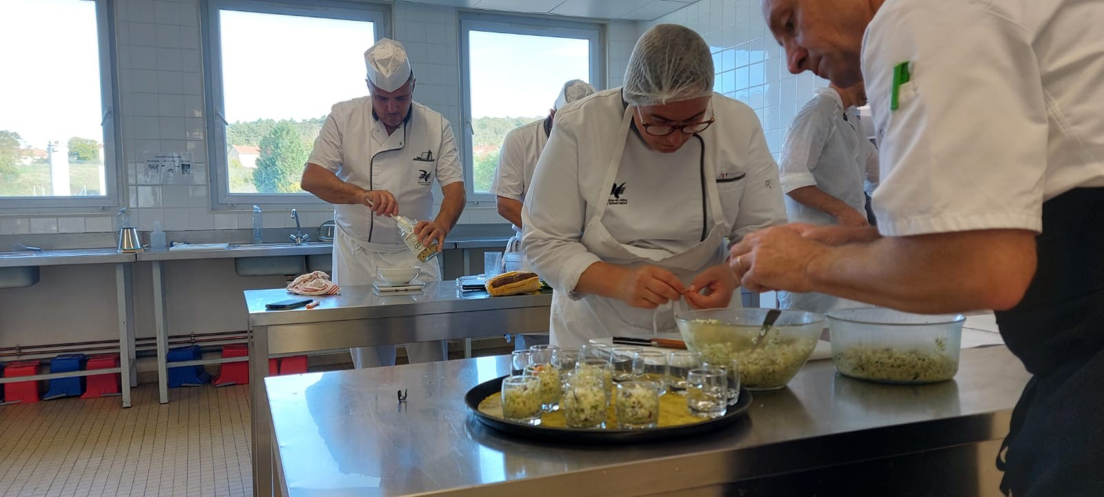 Des chefs de cantines scolaires en pleine formation au collège La Croix-Menée, au Creusot, lundi 24 octobre.