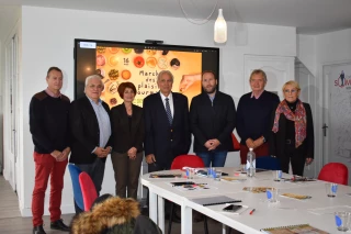 Didier Pin, président délégué au Comité des salons et concours de Mâcon, Hervé Reynaud, lui aussi président délégué ; Catherine Vailloud, directrice centre-est du Crédit agricole ; Bernard Rey, président du Comité ; Charles Lamboley, troisième président délégué ; Maurice Broquet, trésorier général et la secrétaire du comité, Evelyne Louard.