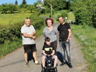Une course de mini-tracteurs pour des enfants devenus grands