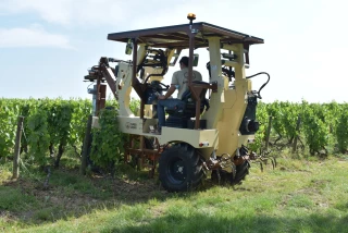 La Chambre d’Agriculture accueille le premier enjambeur électrique de Saône-et-Loire