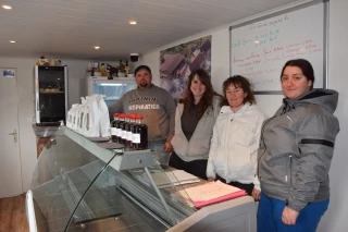 Jérôme Tremblay, Marie-Laure Pichet, Clémence Tremblay et Abigaëlle Doury dans la boutique à la ferme.