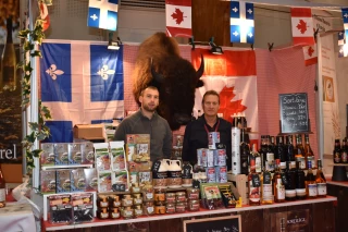 Nouveau venu, le stand canadien de Rémy Pointurier au côté de Didier Pin, président délégué du Comité des salons et des concours au Marché des plaisirs gourmands.