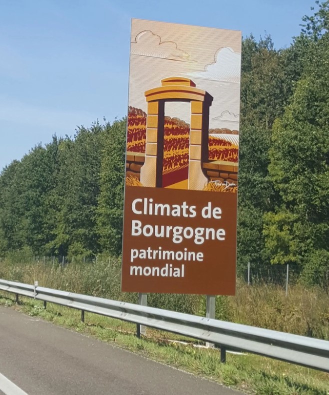 Sur les autoroutes aussi, les panneaux jouent leur jeu.