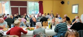 Les adhérents de la SDAE 71 se retrouvent autour d'un repas à Saint-Désert.