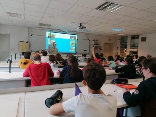 Bernadette Carrion et Angélique Babout au collège privé Saint-Dominique de Chalon-sur-Saône, mardi 11 octobre.