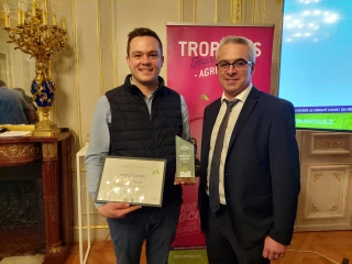 Étienne Théréau, responsable commercial de Thévenet volailles, et Frédéric Brochot, vice-président du Conseil départemental chargé de l’agriculture et de l’alimentation.