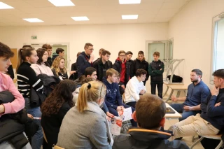 Rencontre avec de jeunes "anciens". Crédit Info-Chalon.