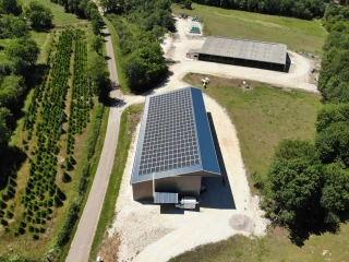 Vers une plus grande autonomie énergétique avec un parc de batteries lié à son installation photovoltaïque.