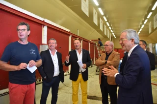 Amaury Devillard, président de l'ODG Mercurey, reçoit dans son cuvage Jérôme Chevalier, président de l'Union des producteurs de vins Mâcon ; Thiébaut Huber, président de la CAVB ; Michel Juillot, maire de Mercurey, et Yves Séguy, préfet de Saône-et-Loire.