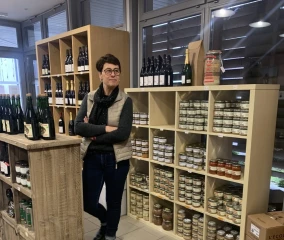 Valérie Munières, responsable commerciale de la boutique du lycée.