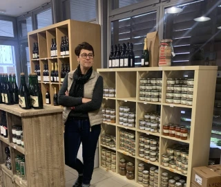 Valérie Munières, responsable commerciale de la boutique du lycée.