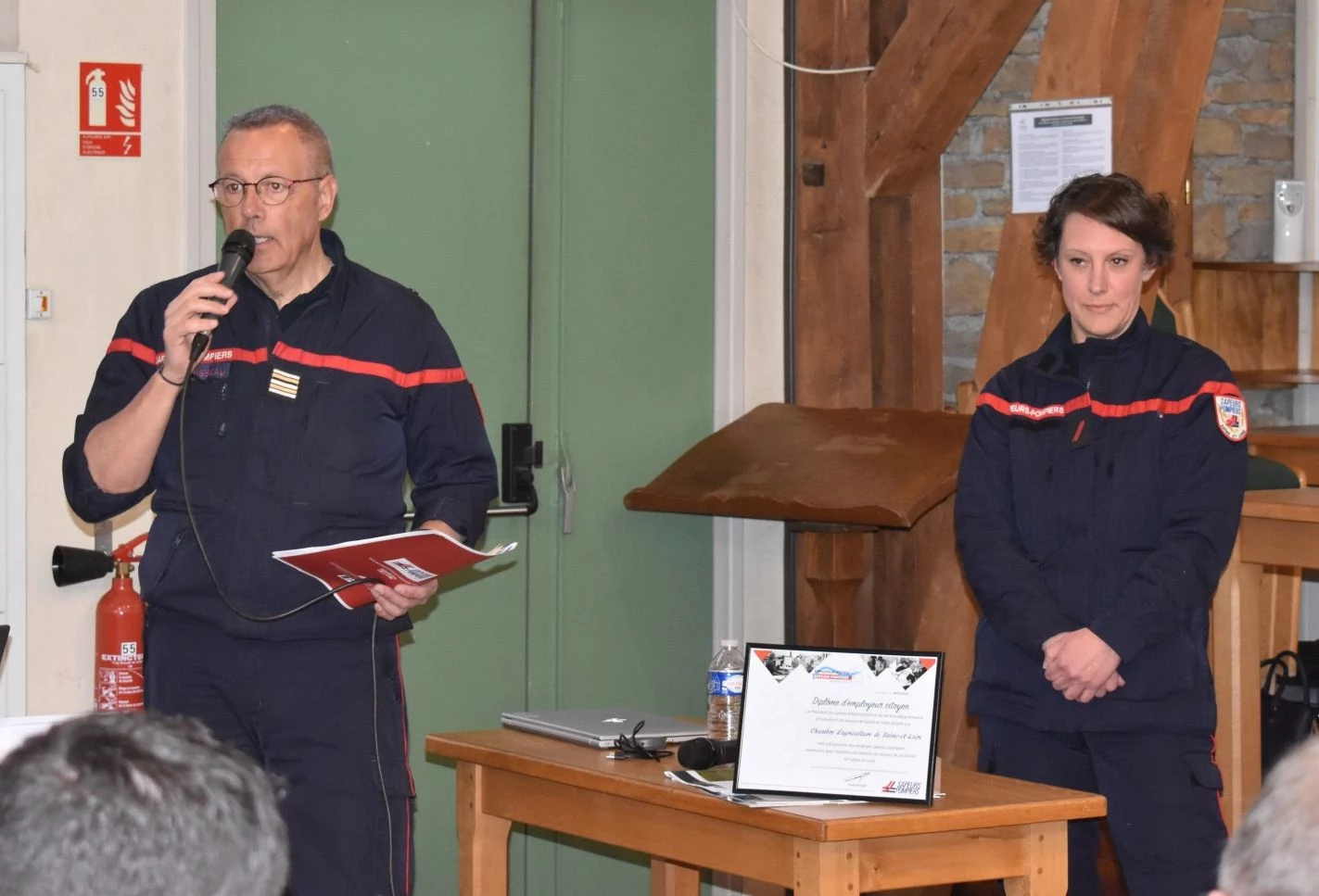 Le lieutenant-colonel Demousseau aux côtés de Julie Alcaraz, employée de la chambre d'agriculture, pompier volontaire. 
