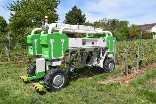 L'enjambeur autonome Ted, fabriqué en France par Naïo.