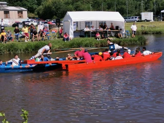 Une bataille fluviale pacifique et sportive.