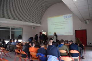 Lycéens et exploitants s'interrogent sur la meilleure façon de travailler en circuit court.