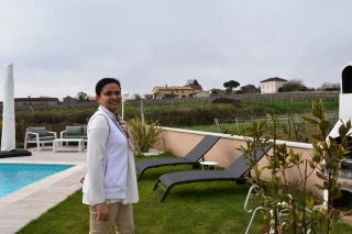 Yasminah Lamure vous accueille au coeur des vignes.