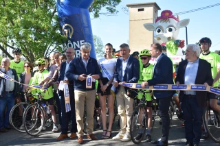 Au centre, le président du conseil départemental, André Acarry ; Miss Saône-et-Loire et l'ancien coureur Bernard Thévenet.