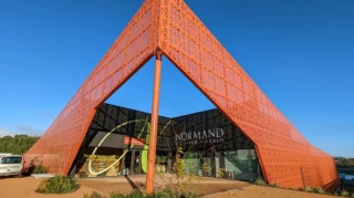 Le Domaine Normand à la pointe du bâtiment 