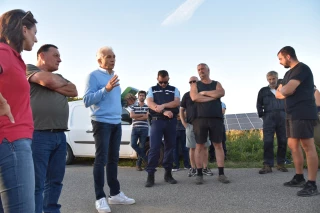 Marine Seckler, présidente des JA, Benoît Regnault, secrétaire générale de la FDSEA 71, Jean-Claude Bécousse, président de la Communauté de communes Entre Saône et Grosne, face à Jean-Pierre Ferré et son fils Baptiste.