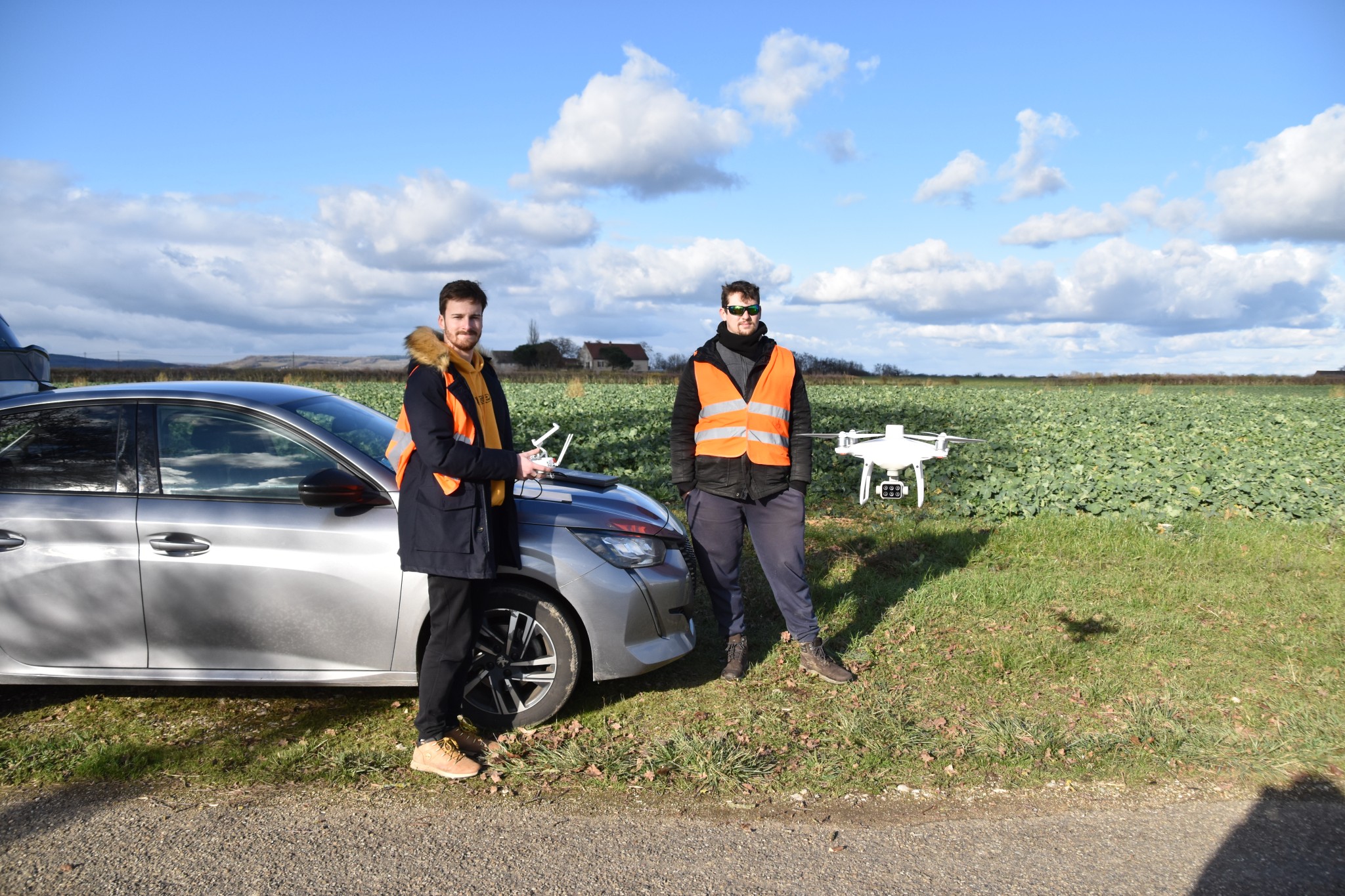 Alan Usseglio Viretta, responsable d'exo-expert, et Timothée Craig, directeur commercial, avec leur drone.