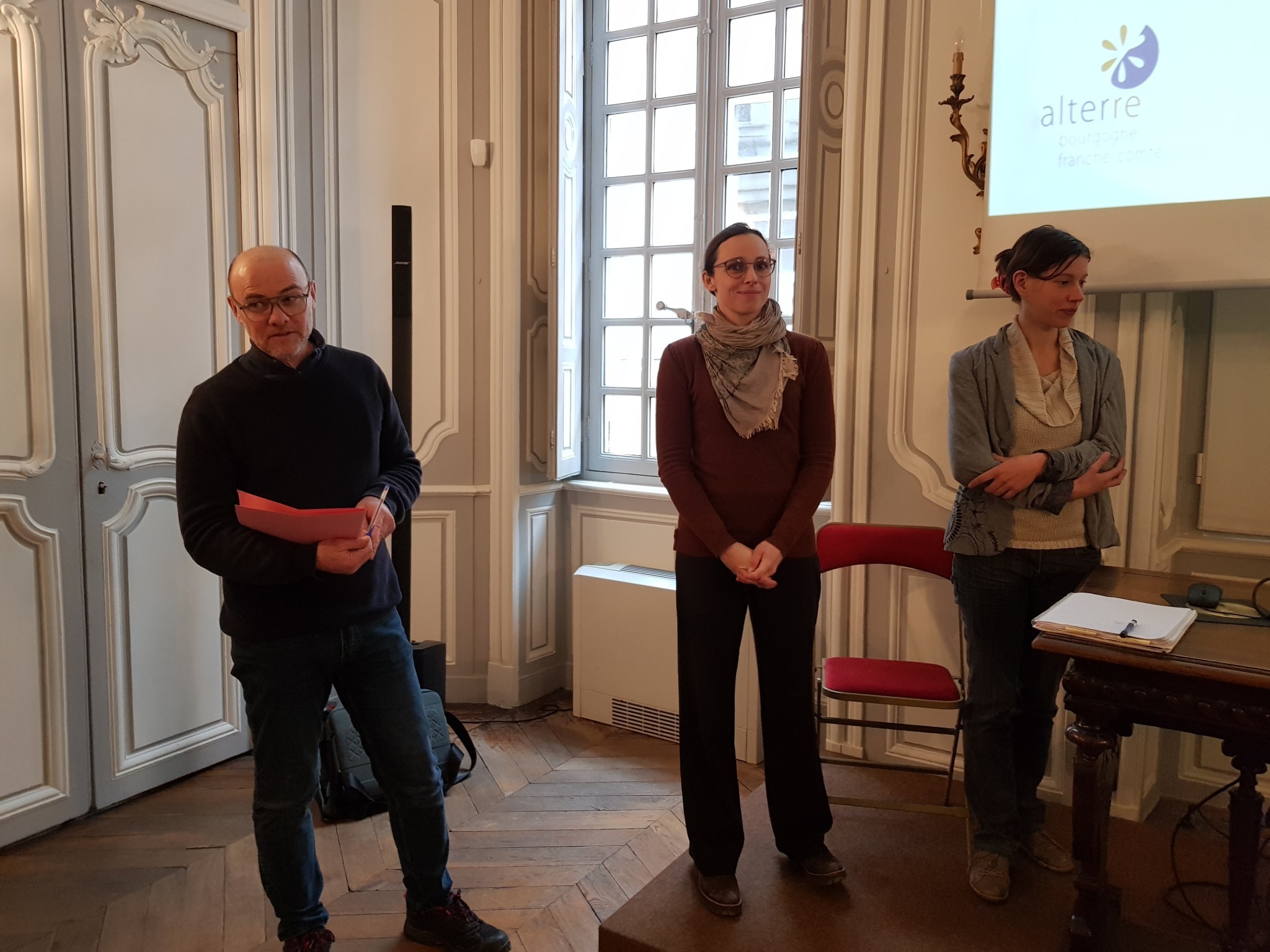 Les trois intervenants d'Alterre : Antoine Lagneau, chargé de mission Eau-Alimentatio, Camille Buyck, chargée de mission adaptation au changement climatique, et Perrine Lair Chargée de mission « Plantons des haies ».