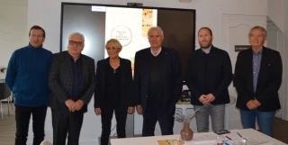 Le Comité des salons et concours des vins de Mâcon au grand complet.