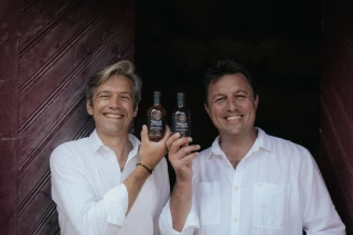 Victor et François transforment le vinaigre en nectars. Une dizaine de saveurs pour les "Velours de l'abbaye"