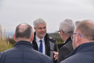 Opération séduction de Laurent Wauquiez auprès des agriculteurs.
